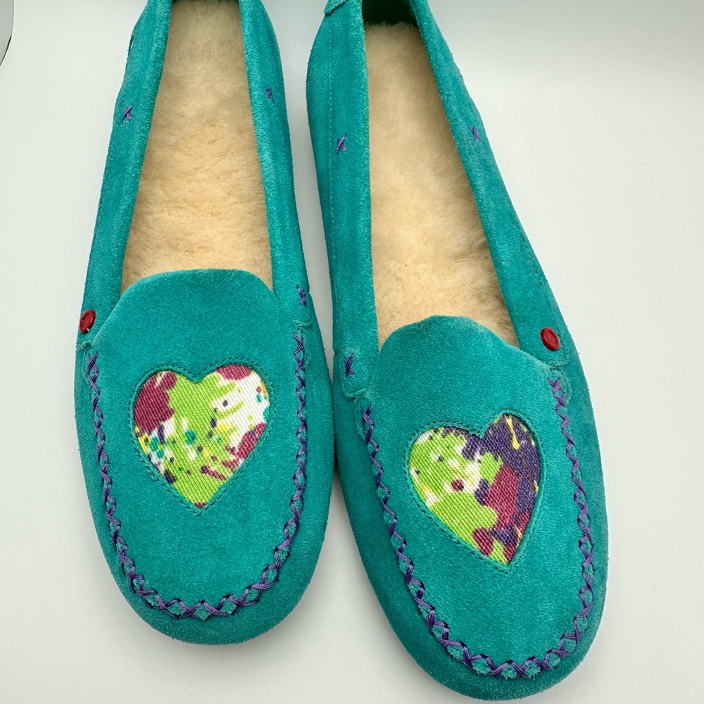 UGG Mocassin Slippers Green w/ Heart Cutout Size 7 Excellent Condition!